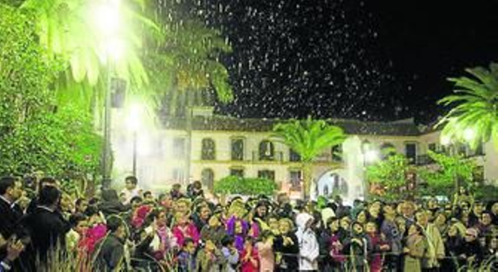 Los primeros copos de nieve artificial cayeron ayer en Lepe. Los primeros copos de nieve artificial cayeron ayer en Lepe.