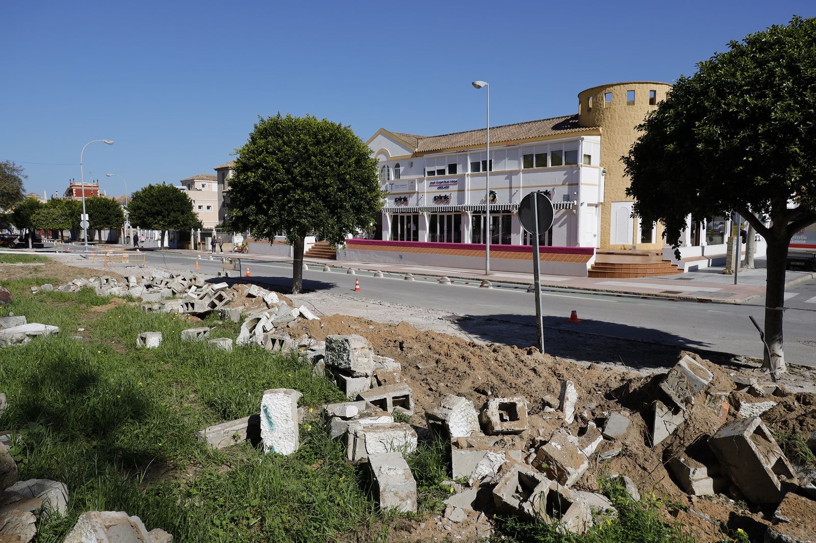 El Ayuntamiento de Rota ha iniciado las obras de remodelación proyectadas en la Avenida de la Diputación.