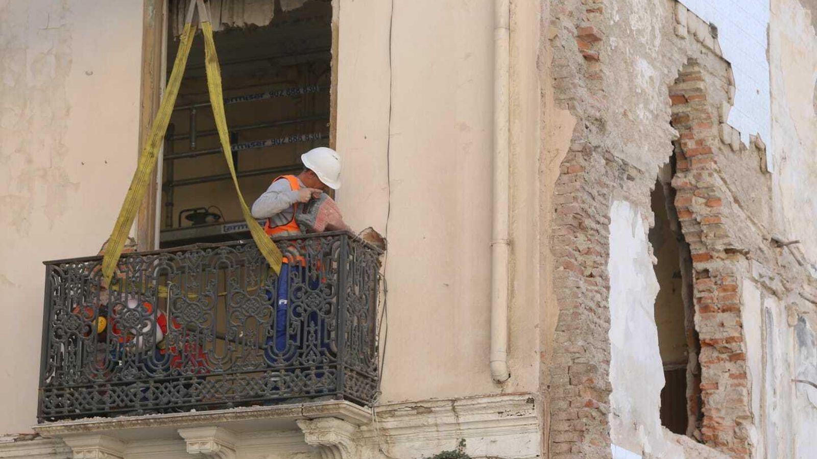 Un obrero interviene sobre uno de los balcones.