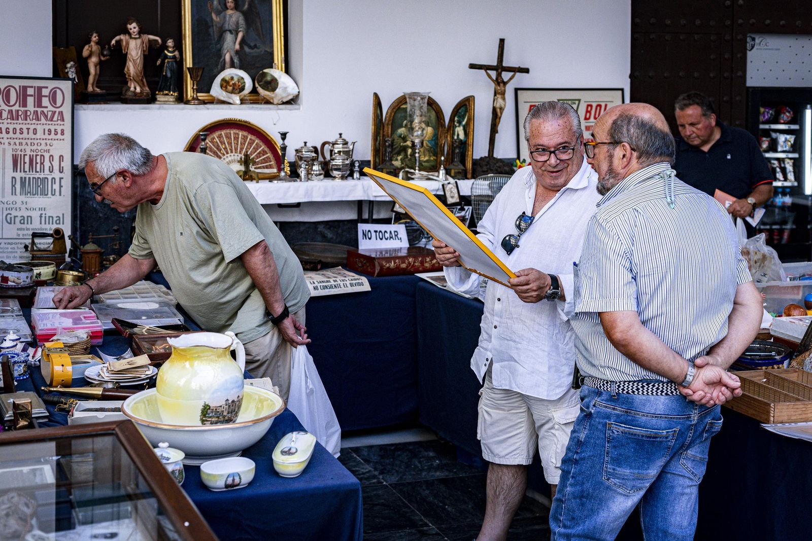 Imágenes del curioso mercadillo de antigüedades en el convento de Santo Domingo en Cádiz