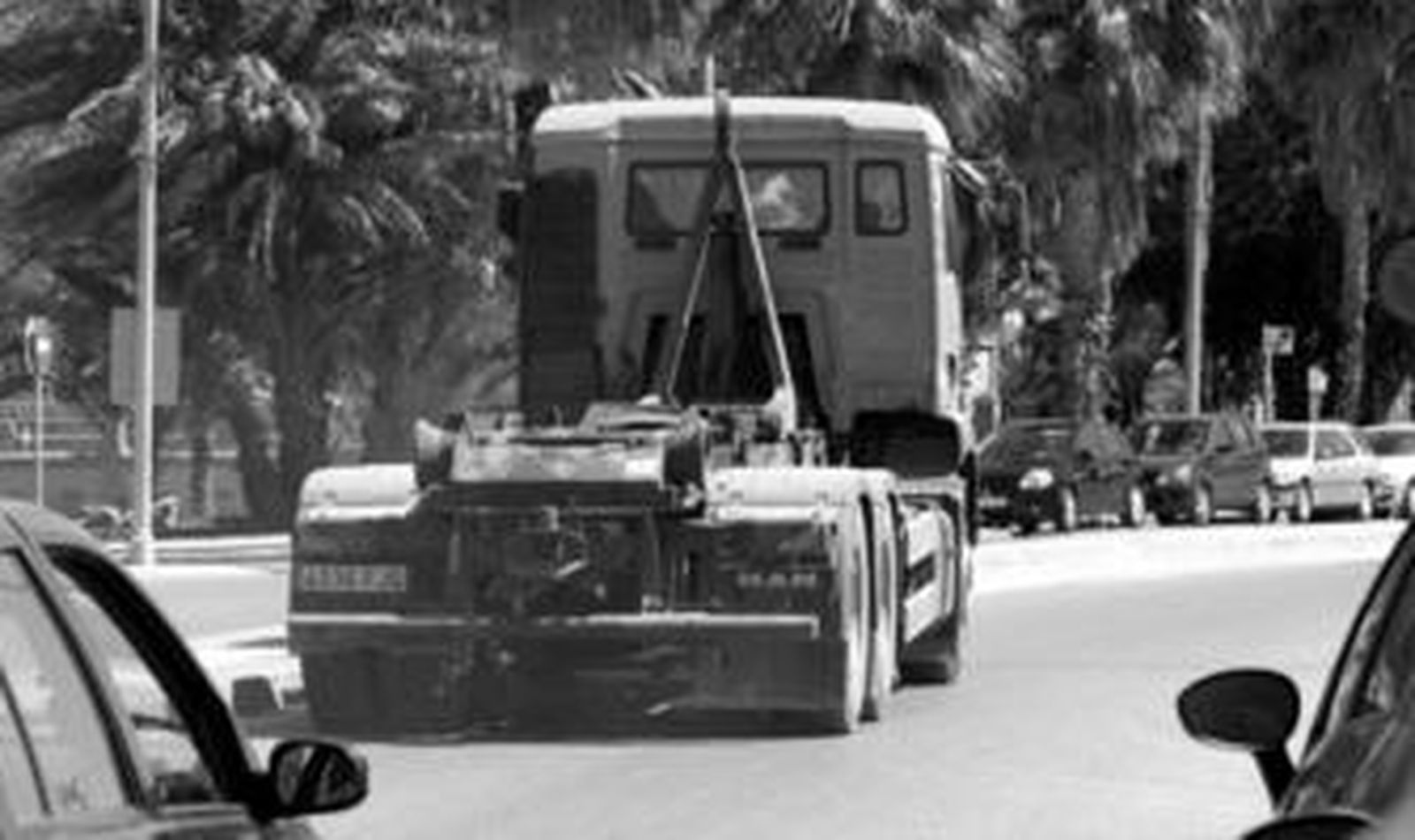 La cabeza tractora que portaba el remolque, el pasado 3 de abril, en el puesto fronterizo.