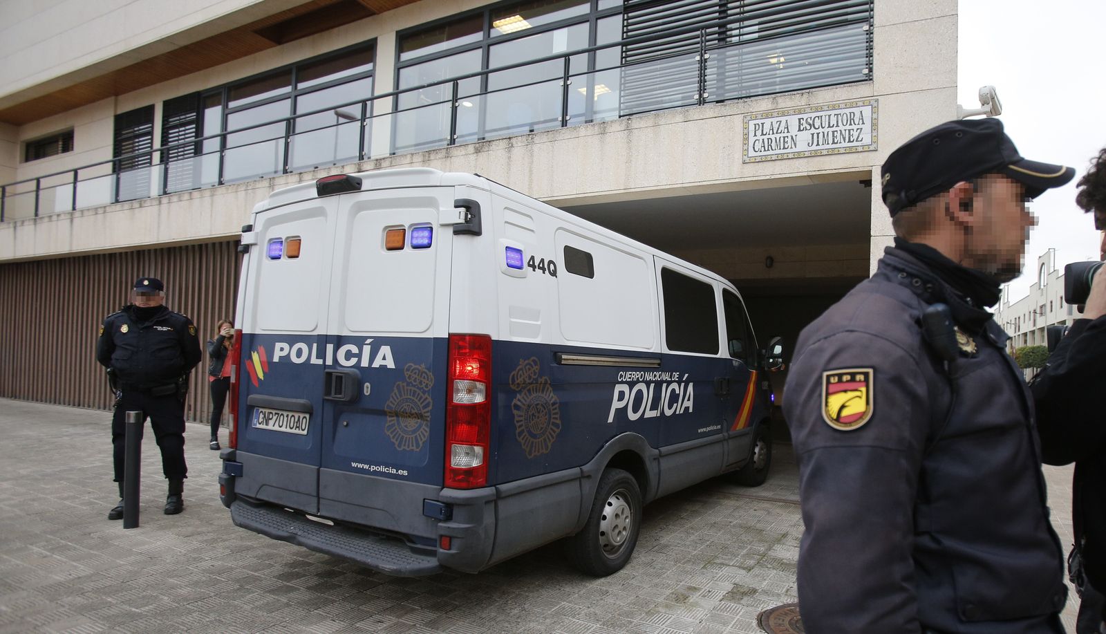 El furgón policial con el padre que no entregó a sus hijos llega a los juzgados.