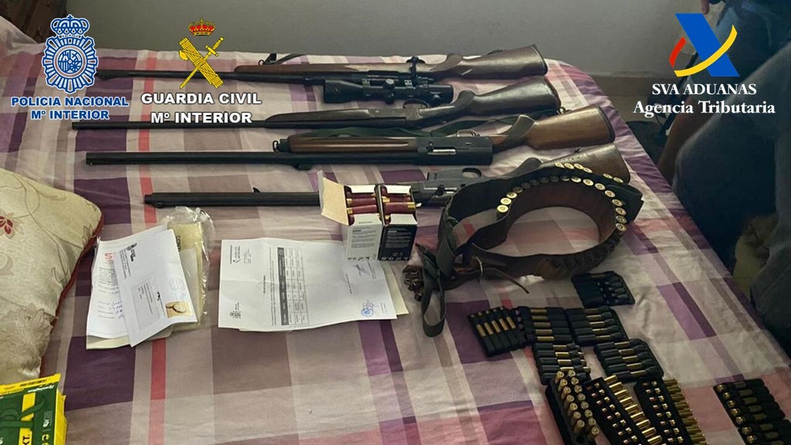 También encontraron armas de fuego.
