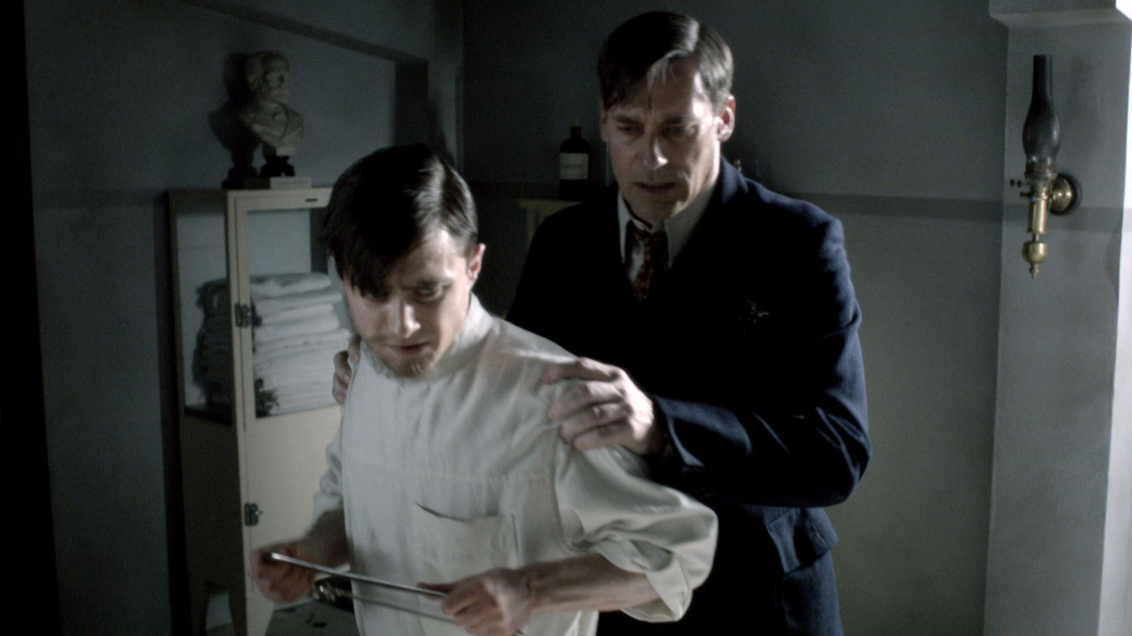 Daniel Radcliffe y Jon Hamm, en 'Diario de un joven doctor'