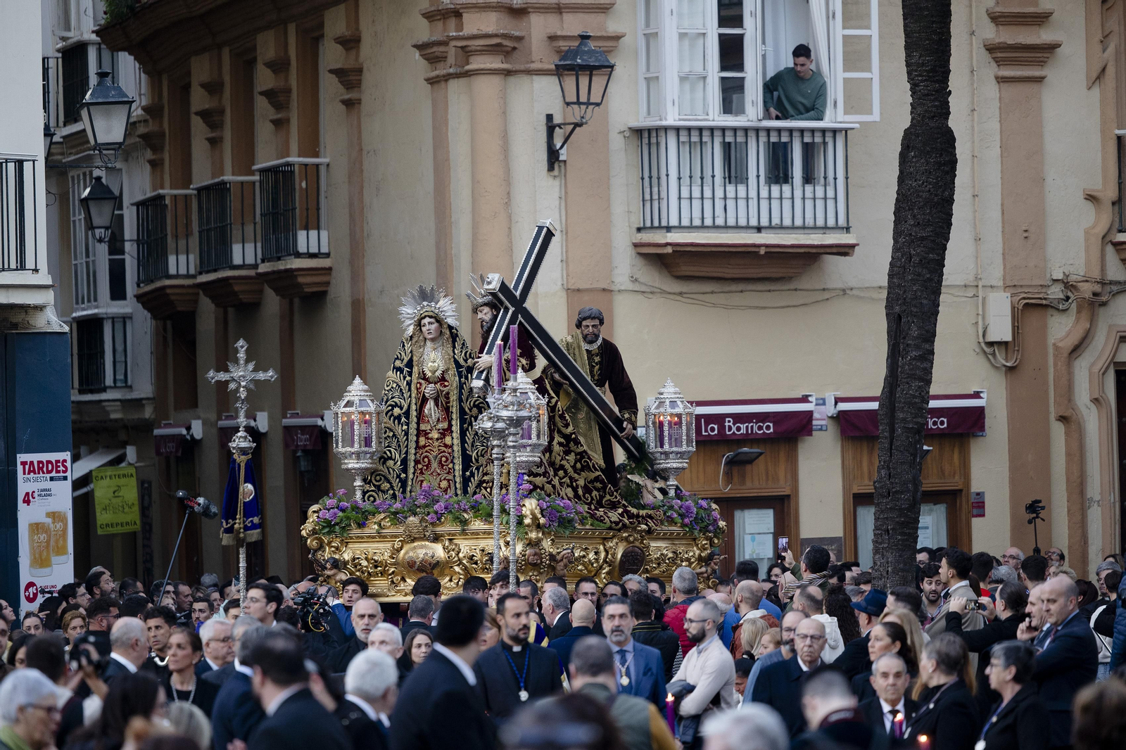 Las imágenes del  vía crucis de las hermandades de Cádiz