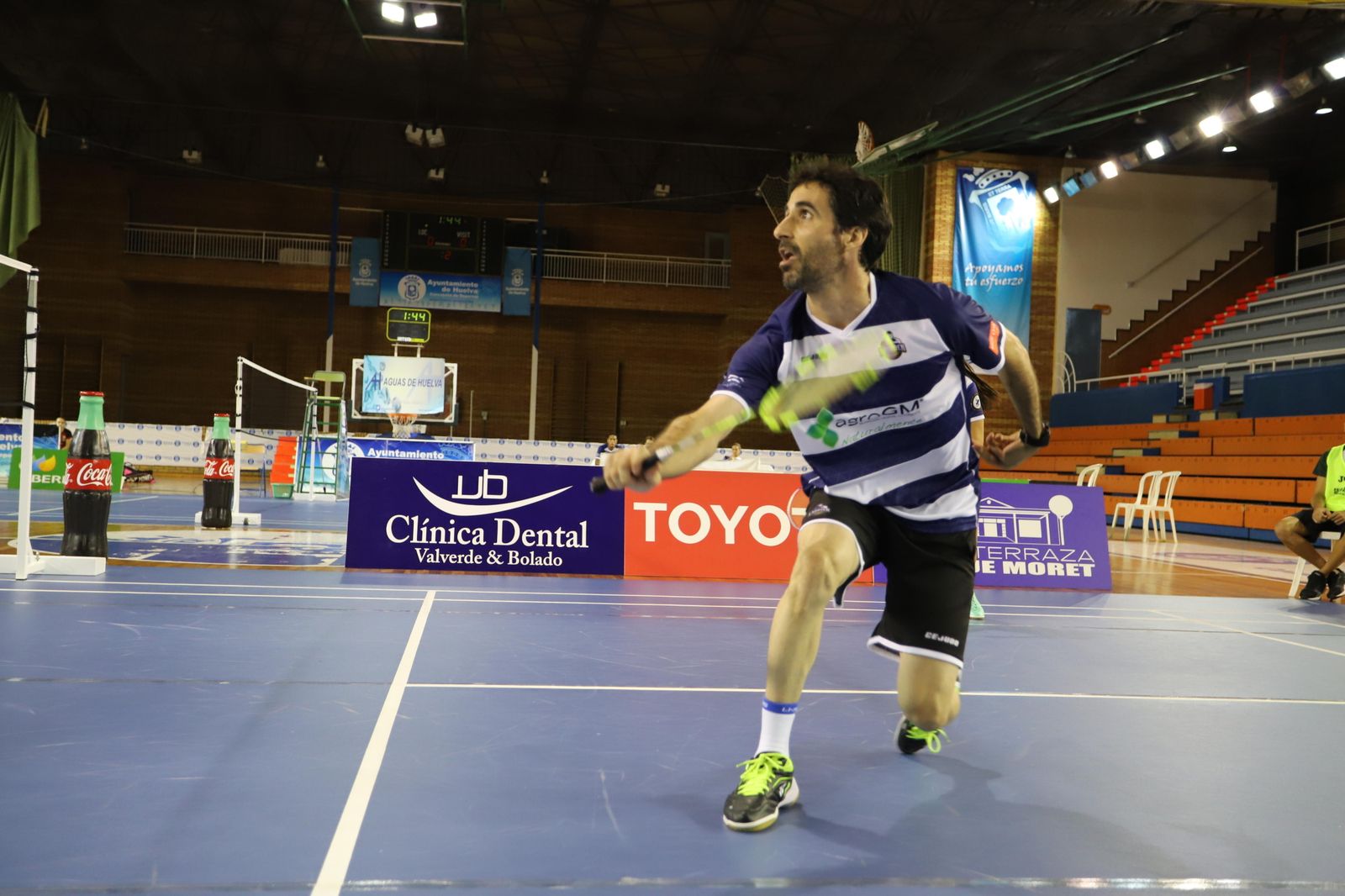 Pablo Abián intenta devolver un volante en un partido.