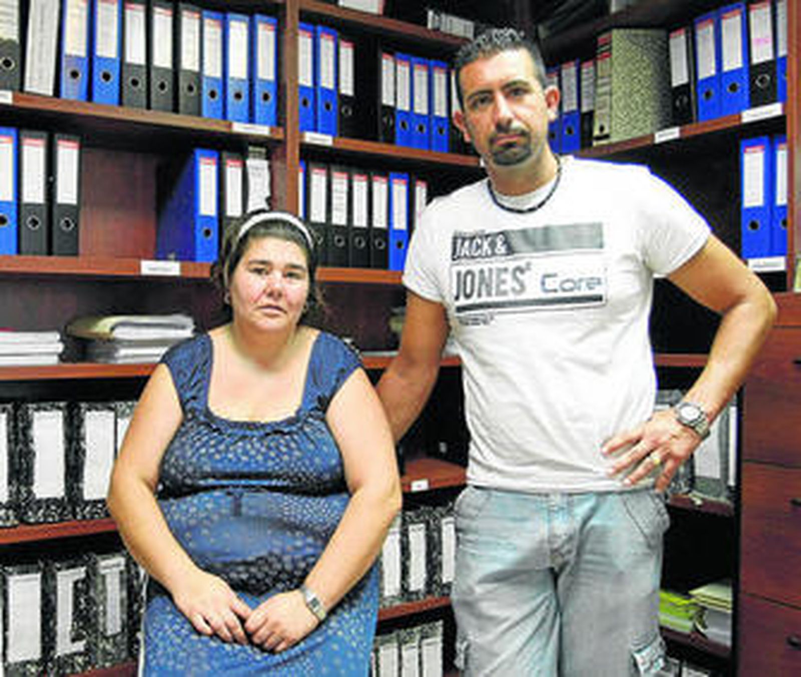 Los padres de Adrián Medina en el despacho del letrado José Luis Ortiz Miranda, ayer.