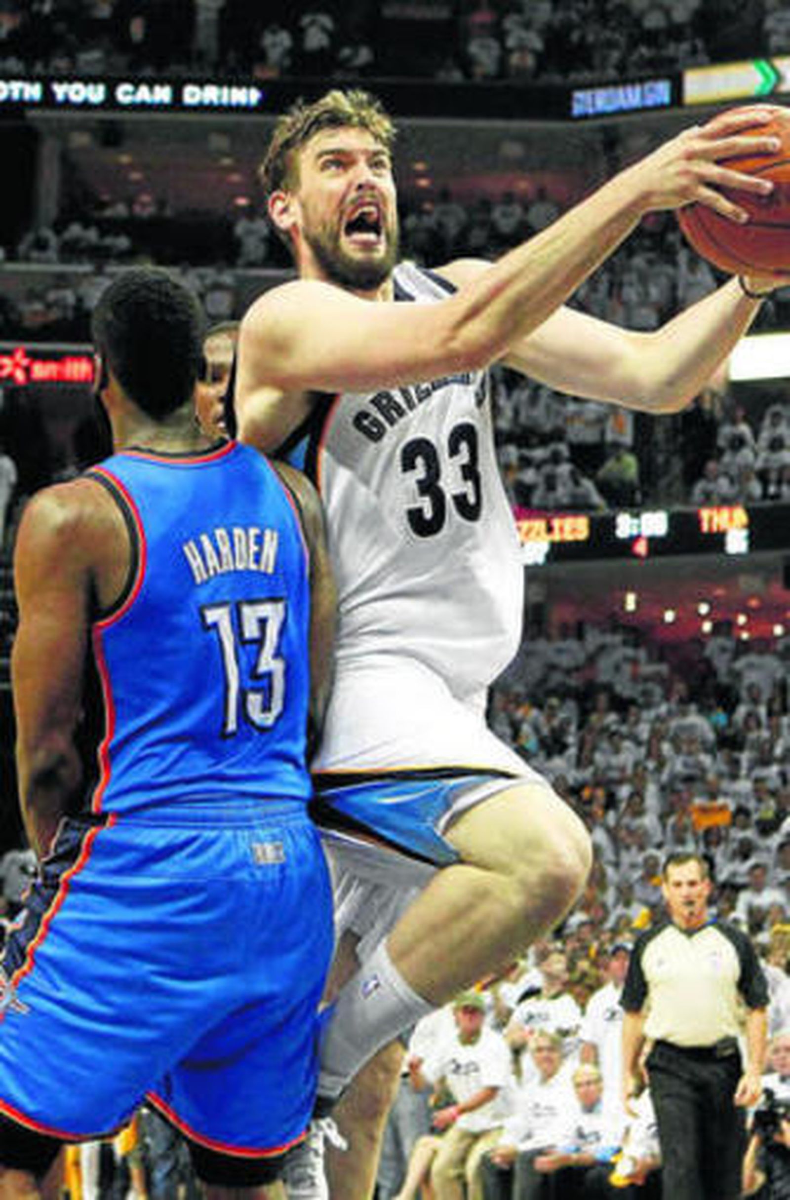 Marc Gasol entra a canasta mientras supera a James Harden.
