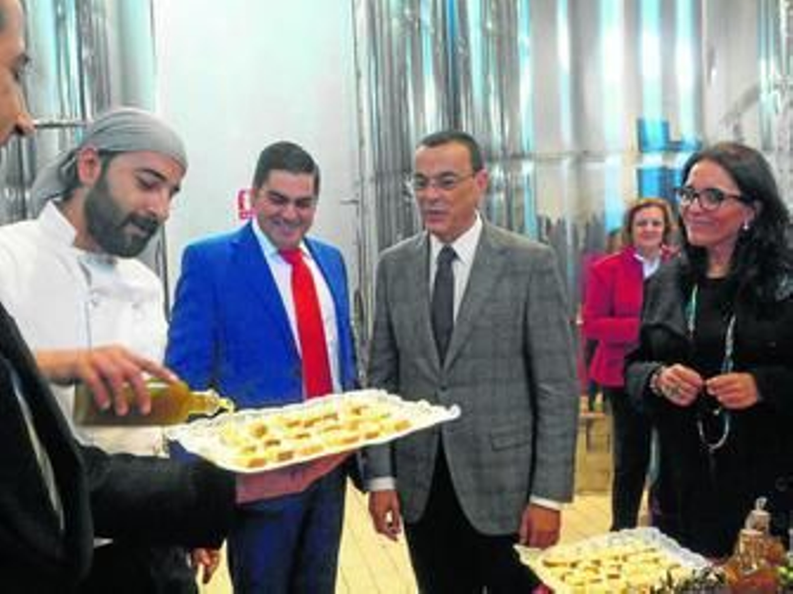 La inauguración incluyó una degustación del producto por parte de las autoridades.