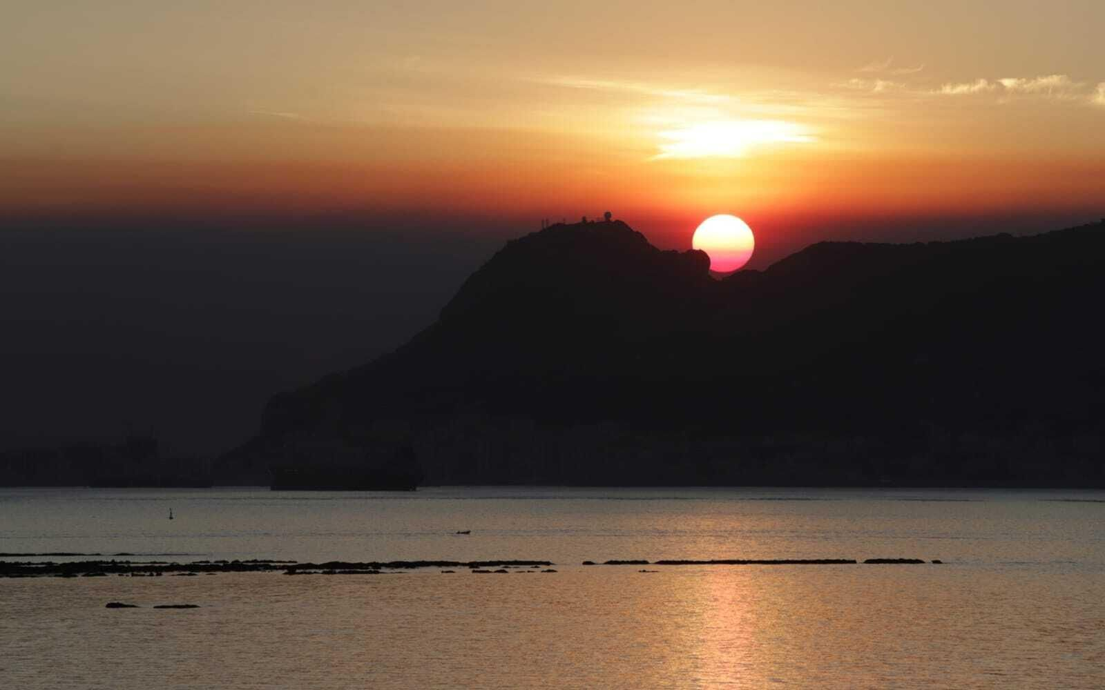 Amanecer en la Bahía de Algeciras.