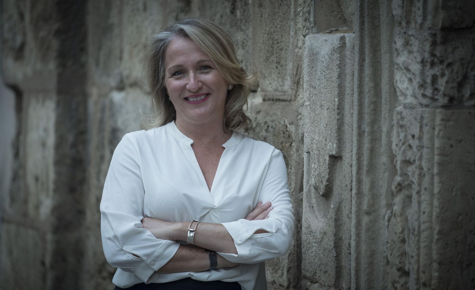 Carola de Castro, en la Iglesia de la Magdalena de Sevilla, muy ligada a su infancia.
