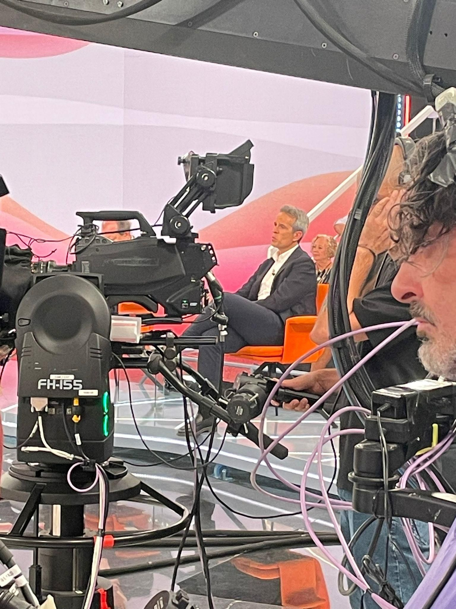 El especialista en traumatología espera su turno en el espacio televisivo.