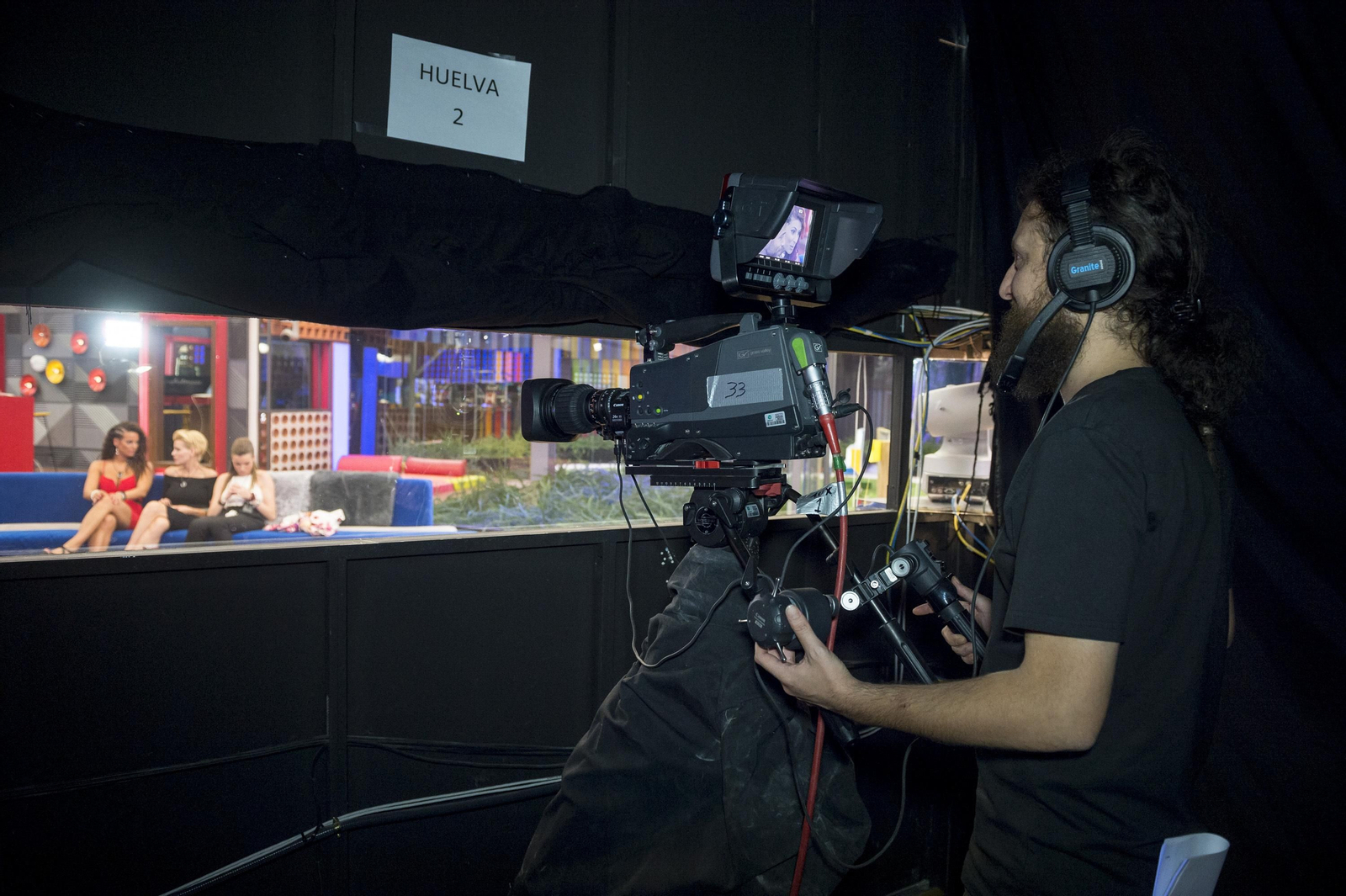 El control de realización y Miguel, con el golpe de efecto del concursante. Sobre estas líneas, un cámara de la casa.