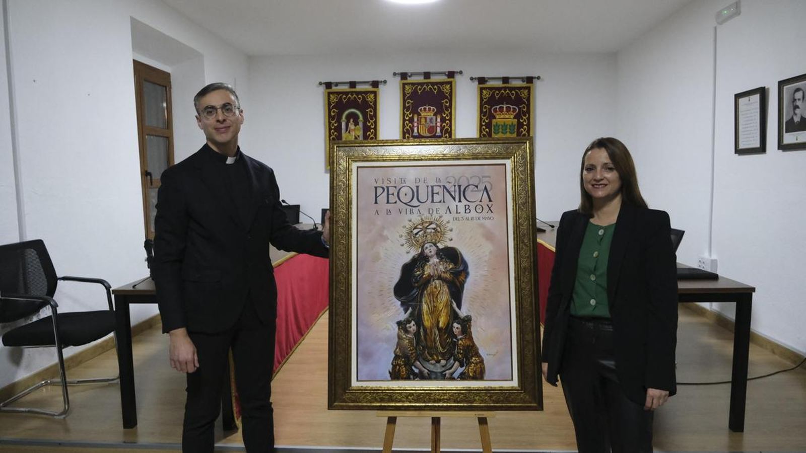Antonio Jesús María Saldaña y María del Mar Alfonso junto al cartel anunciador