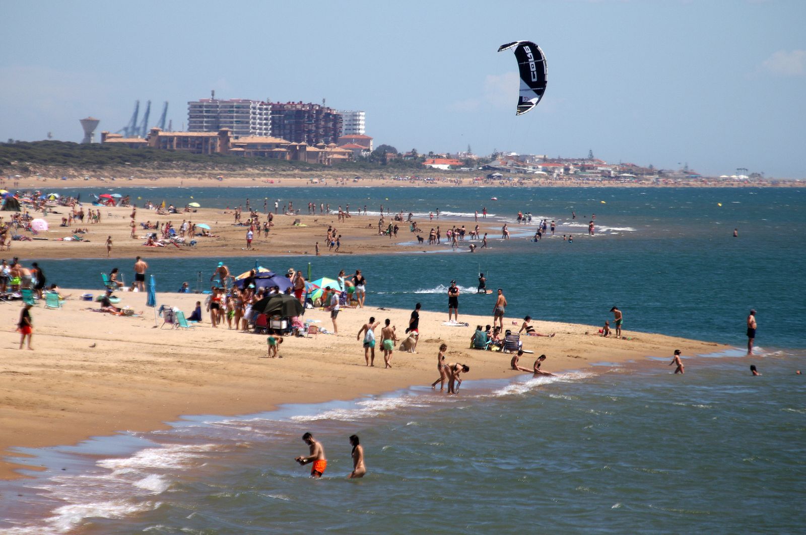 Imágenes de ambiente en la playa en la tarde del sábado