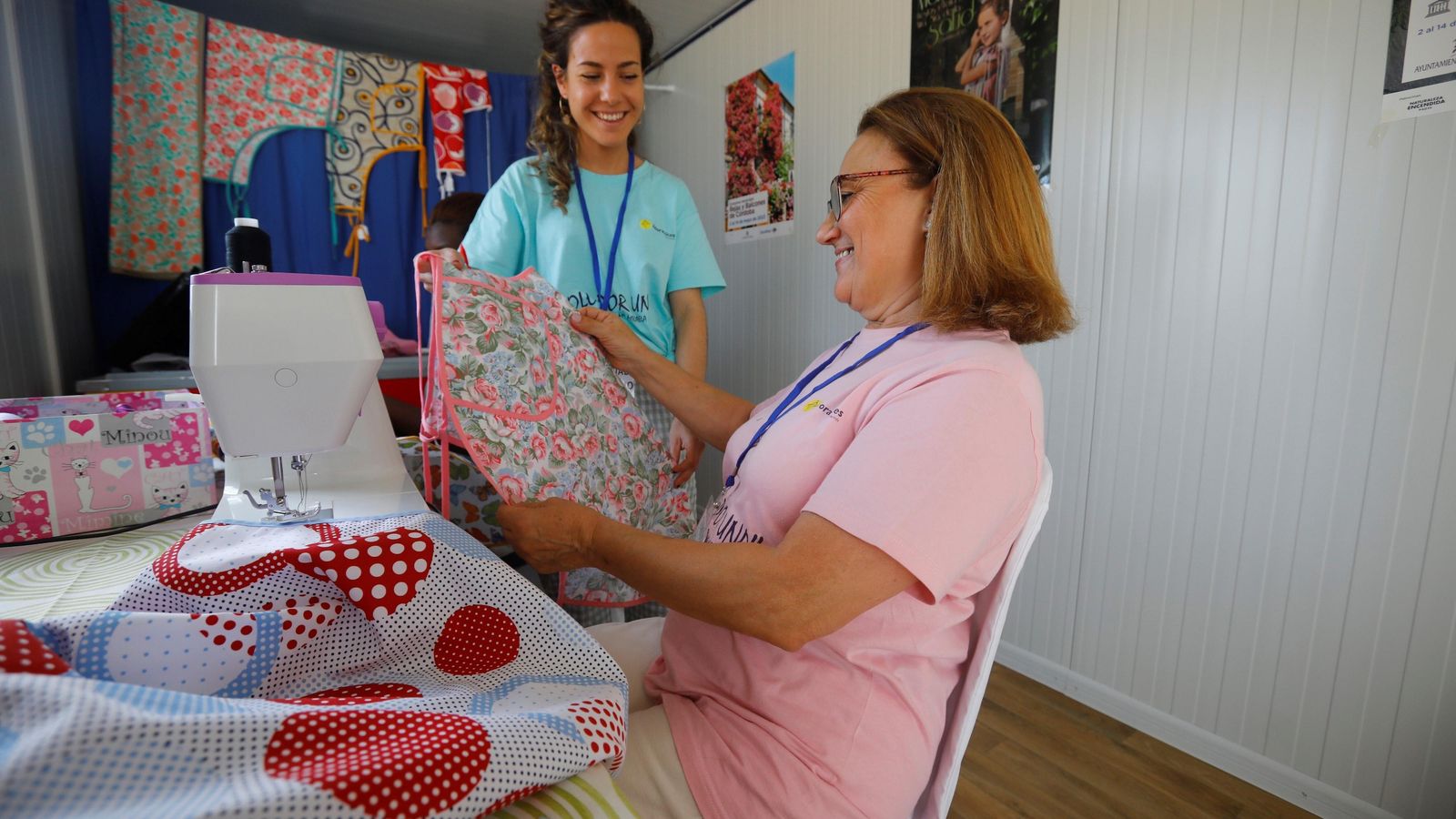 Dos mujeres, en la caseta de ‘Costura con corazón’ montada en la Feria a beneficio de la Comunidad de Adoratrices.