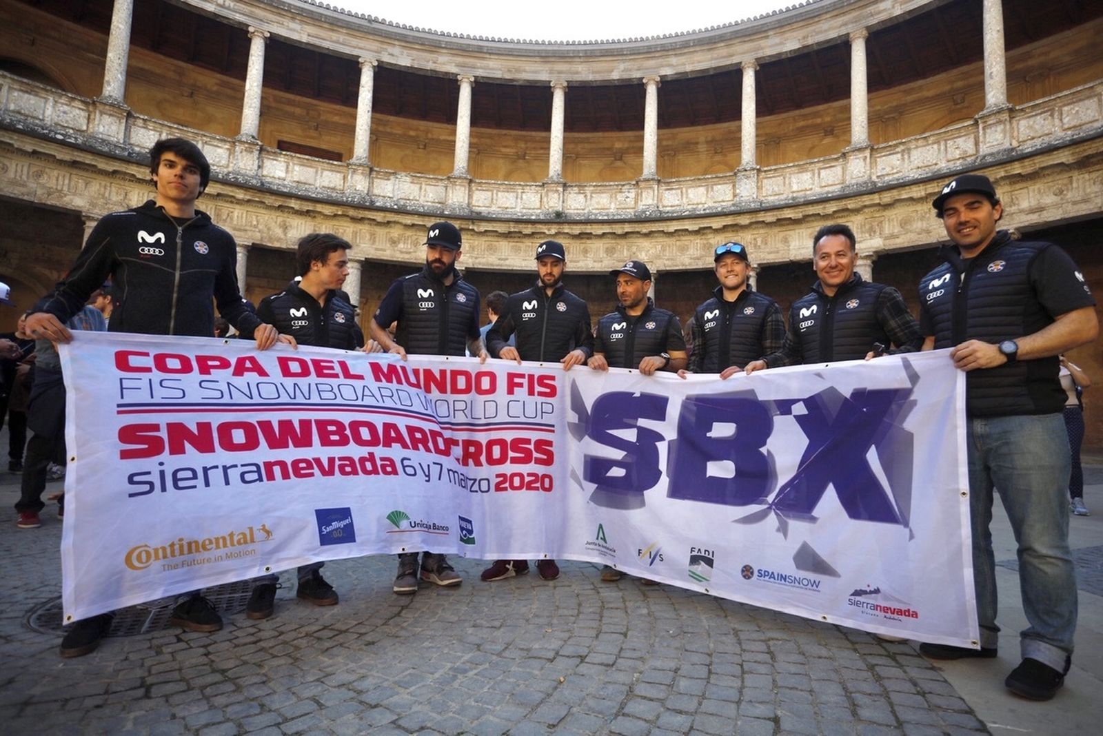 Los componentes del equipo español, en el patio del Palacio de Carlos V