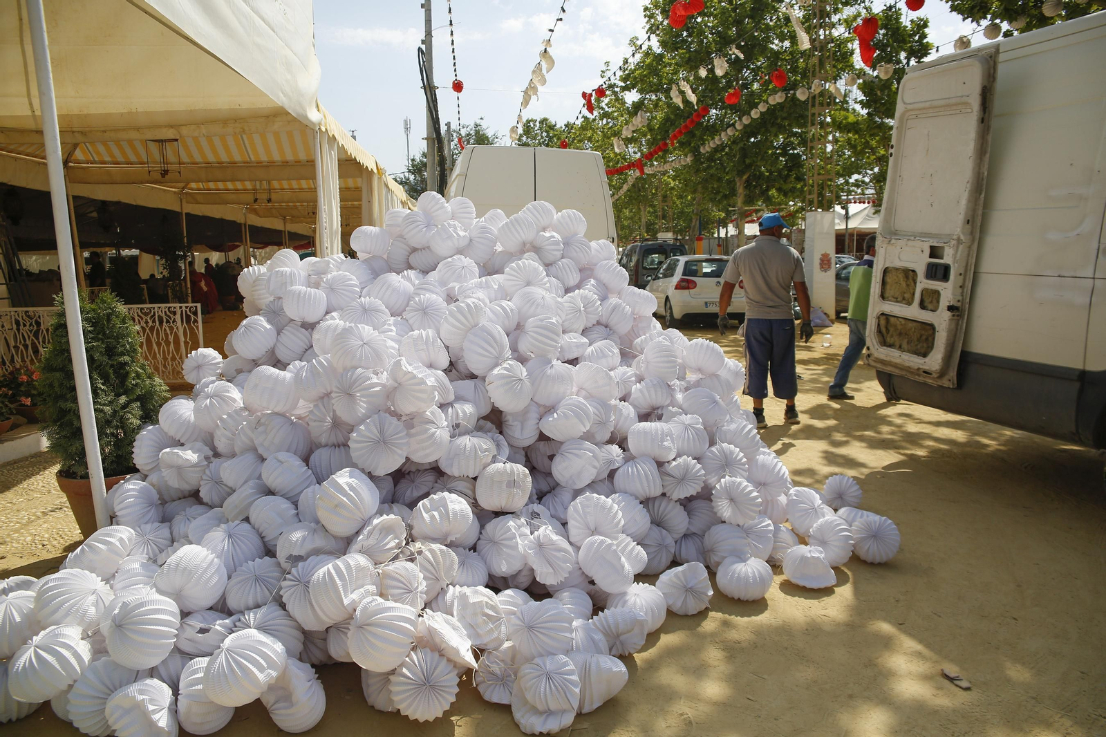 Un montón de farolillos, uno de los símbolos de la feria, apilados en el suelo tras ser retirados de una caseta.