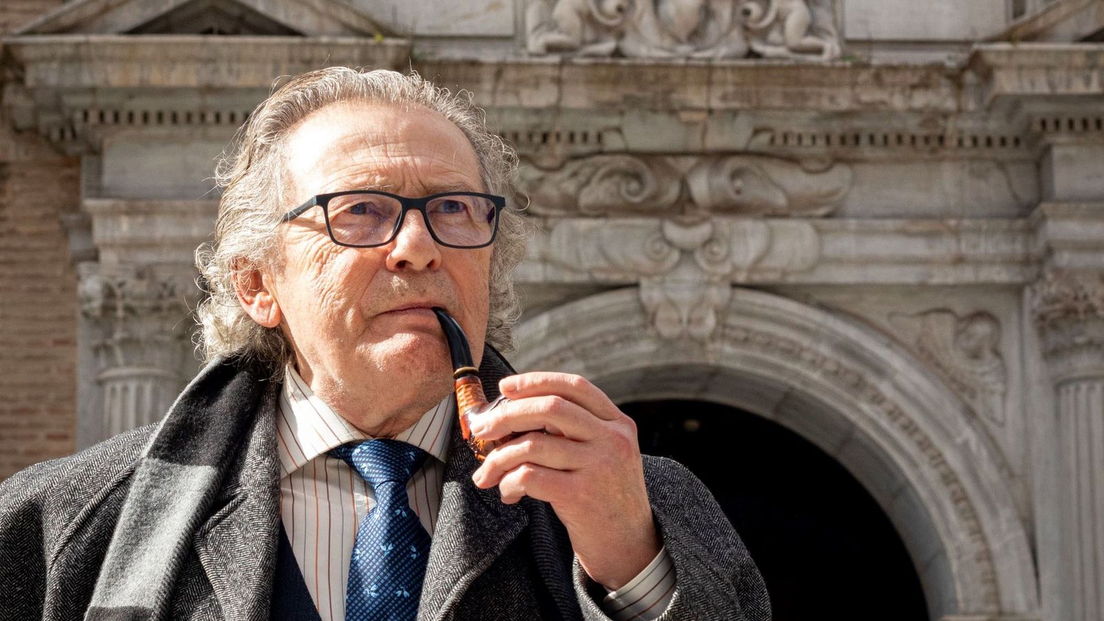 Tito Ortiz, pregonero de la Semana Santa de Granada 2026, frente a la Basílica Patronal de las Angustias