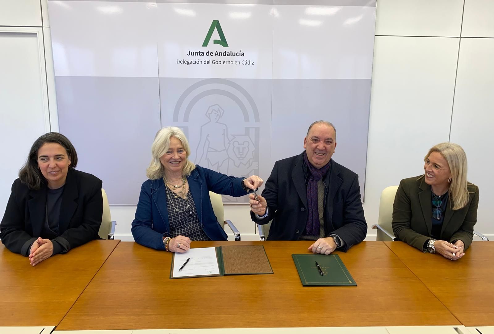 Mercedes Colombo entrega las llaves del local a Antonio Jesús Núñez.