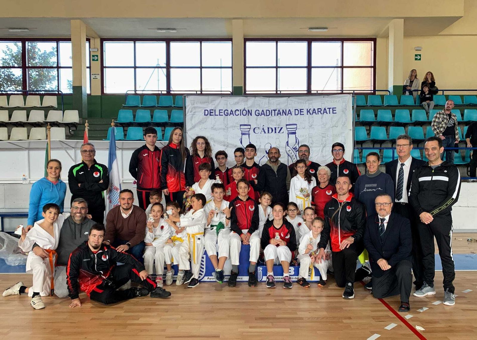 Los ganadores del Encuentro de Navidad de Katas posan con sus trofeos.