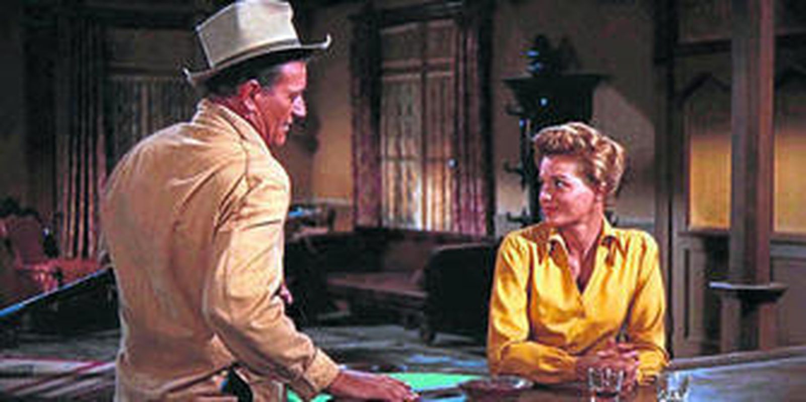 John Wayne y Angie Dickinson, en una imagen de 'Rio Bravo' (1959), de Howard Hawks.