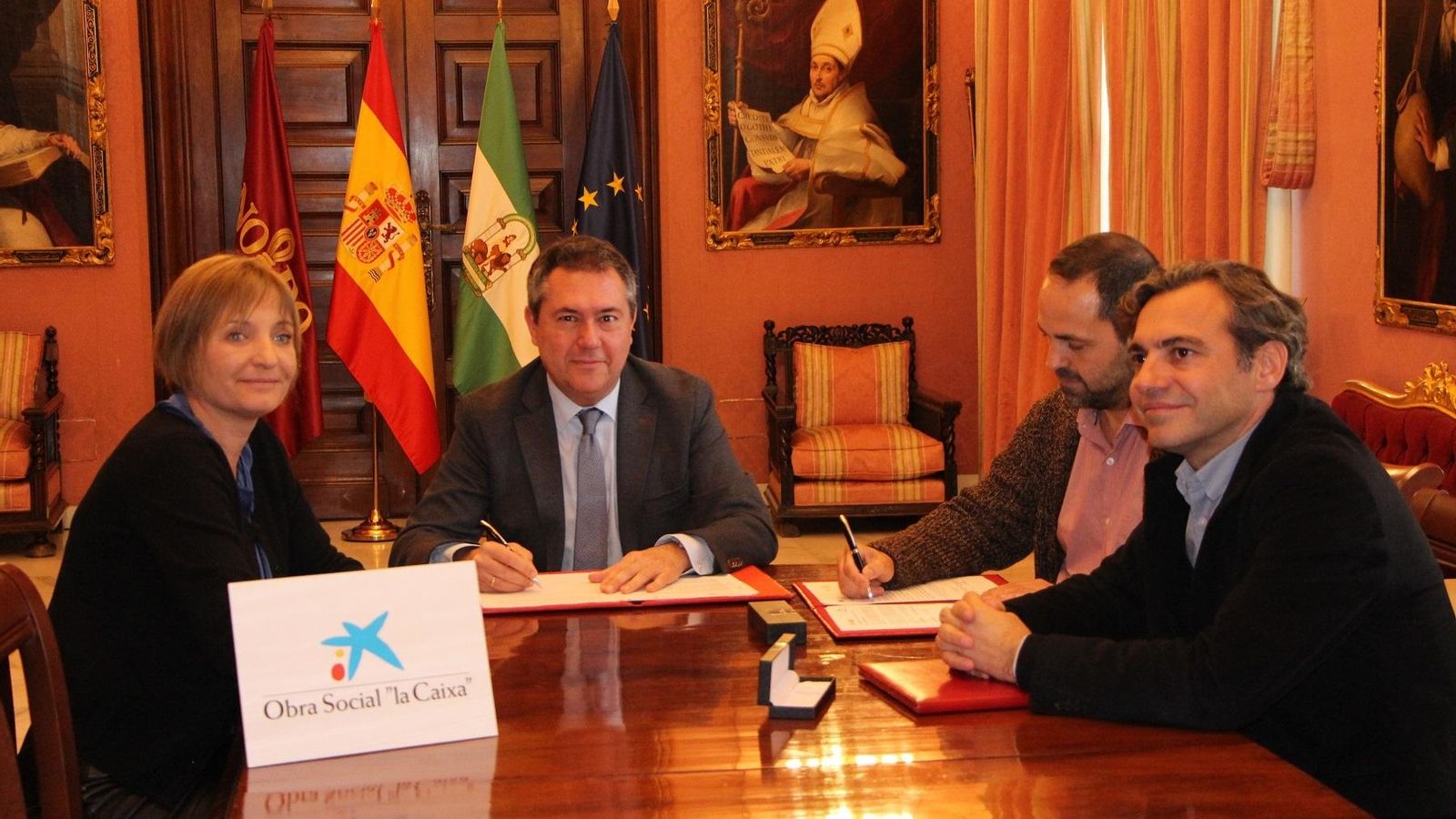 María Jesús Catalá Buera, de Caixabank, Carlos Alfonso González, de la Asociación Ponte, y Felipe Castro, gerente de Emvisesa. También ha asistido Juan Espadas.