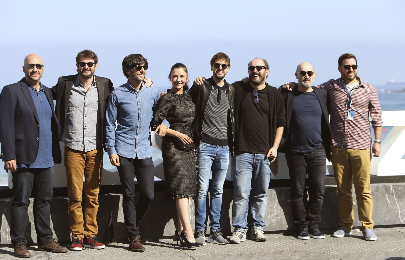 El director Borja Cobeaga y el reparto de Fe de etarras, en su presentación.