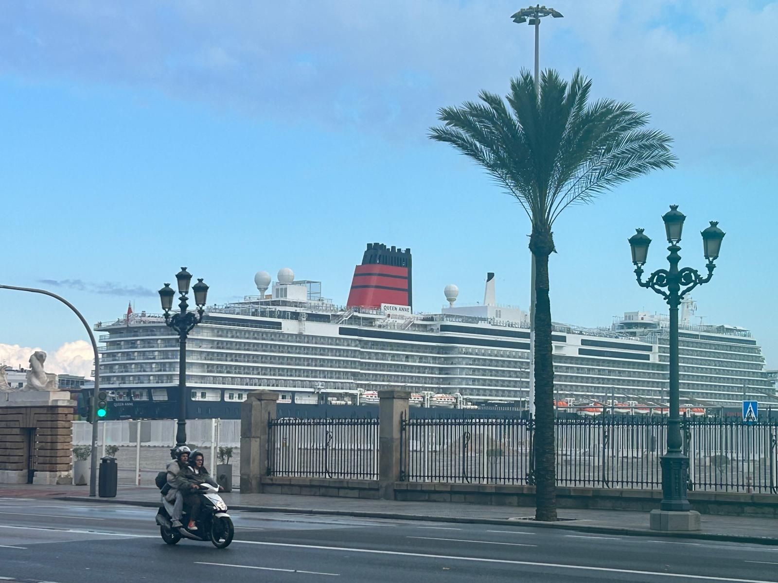 Imagen de deste mismo miércoles, con el Queen Anne atracado en el Muelle Alfonso XIII del puerto de Cádiz Imagen de deste mismo miércoles, con el Queen Anne atracado en el Muelle Alfonso XIII del puerto de Cádiz