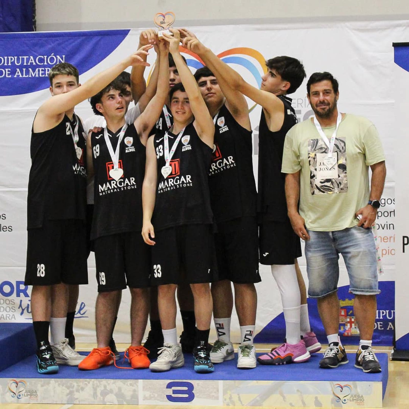 Los juveniles del CD Villa de Albox recogiendo su trofeo durante los Juegos Provinciales 2024