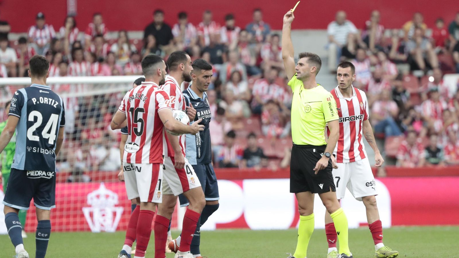 Moreno Aragón saca una amarilla durante el Sporting - Córdoba CF.