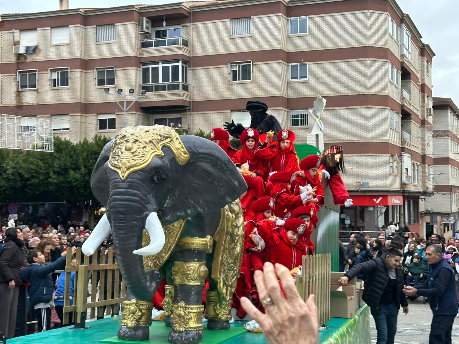 De la Residencia de Mayores a las calles: imágenes del paso de los Reyes Magos por Huércal-Overa