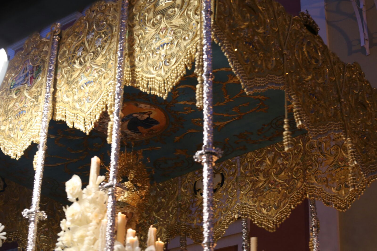 Un detalle de las bambalinas laterales del Paso de Palio, que se estrenaban ayer completando el proyecto iniciado en 2009.