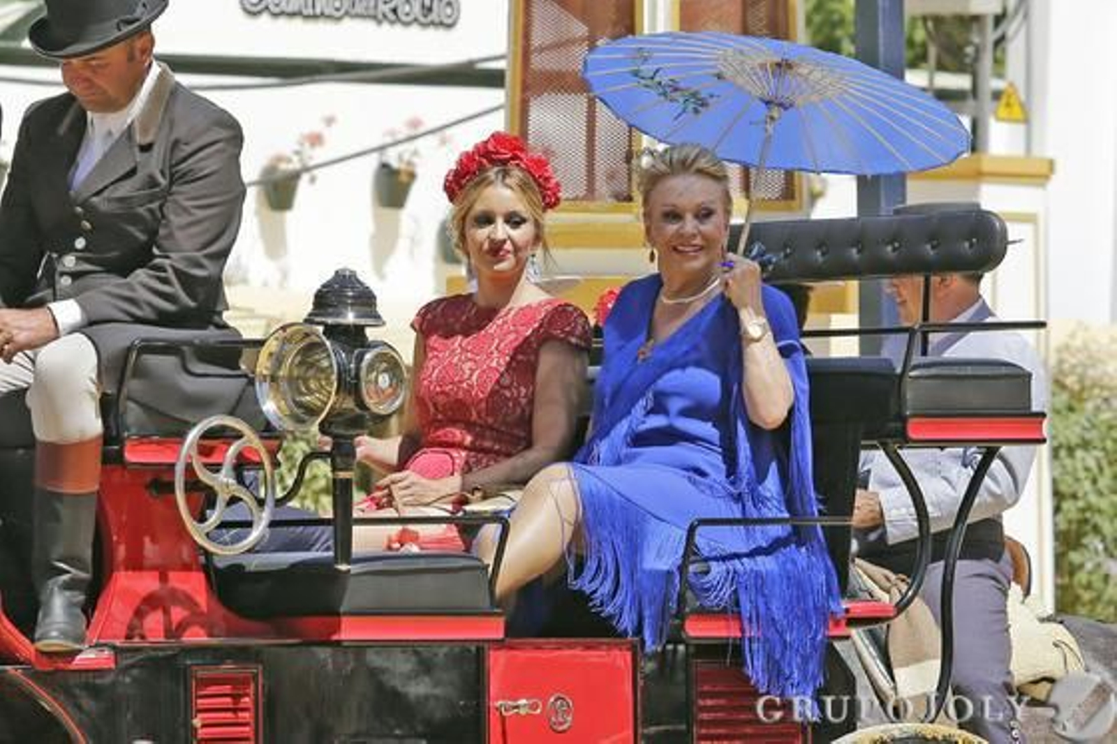 Una mujer se protege del sol mientras pasea en coche de caballos.

Foto: Manuel Aranda