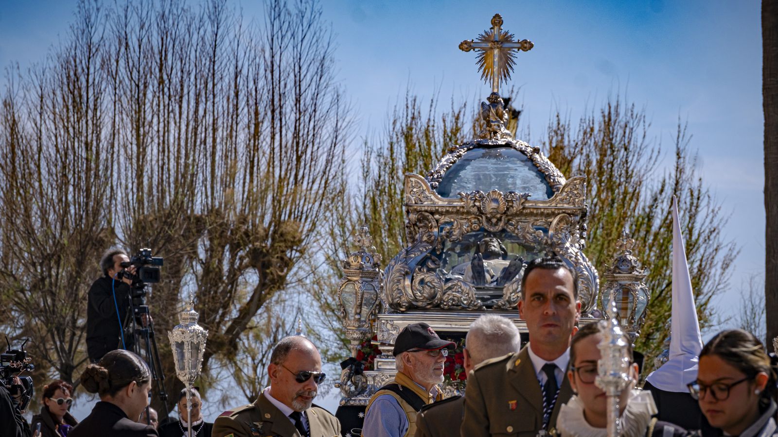 Imágenes de la salida de Santo Entierro en la Semana Santa de Cádiz 2025