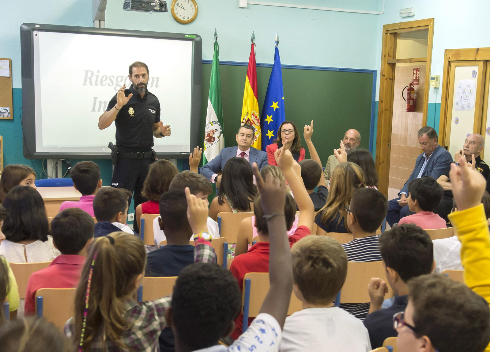 Un agente de la Policía Nacional durante una charla en un colegio público