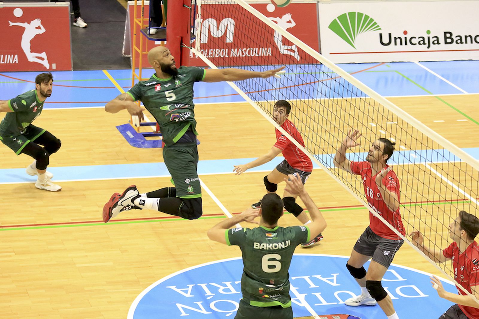 Moisés Cézar se dispone a realizar un remate durante un partido de esta temporada.