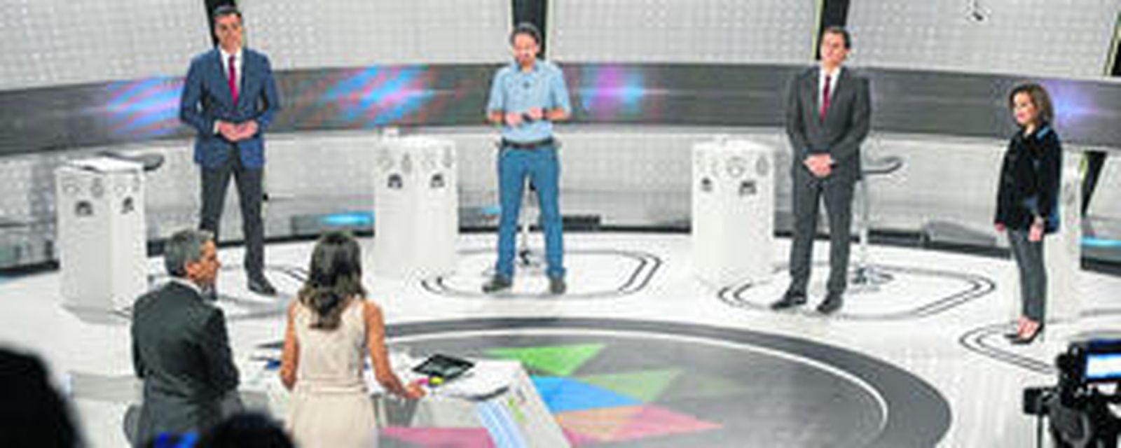 Pedro Sánchez, manos cruzadas. Pablo Iglesias, apoyado en un bolígrafo. Albert Rivera, en su pose de póster. Soraya, brazos caídos. Y los presentadores, dispuestos como en 'Lo + Plus'.