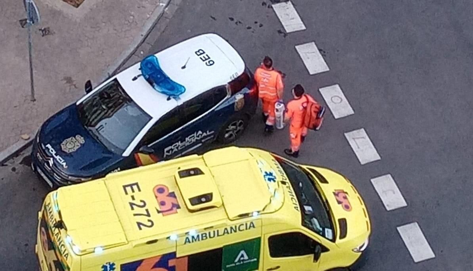 Policías y equipos sanitarios, cerca del lugar de los hechos.