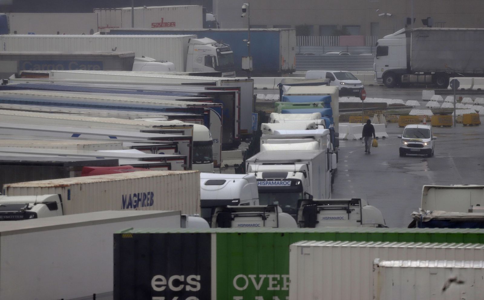 Fotos de la borrasca Joseph: Rachas de 100 km/h cierran el Estrecho y colapsan el Puerto de Algeciras