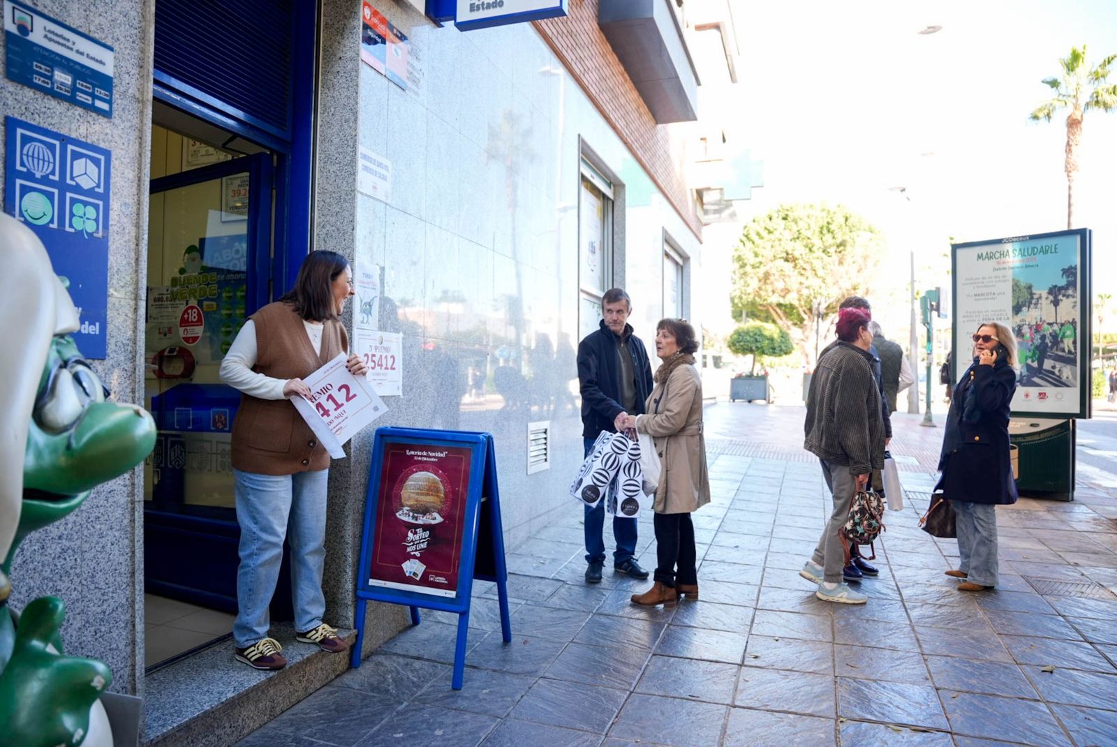 La lluvia de millones de la Lotería de Navidad llega a Roquetas, Las Norias, Las Cabañuelas y a Almería, en fotos