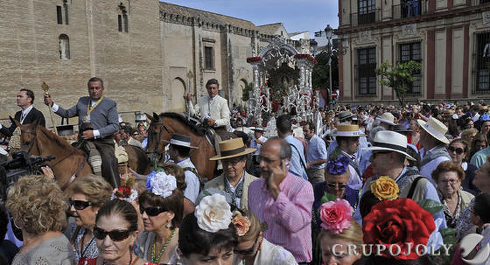 Miles de fieles, a pie y a caballo, acompañan al simpecado por las calles del centro.

Foto: Juan Carlos Vázquez