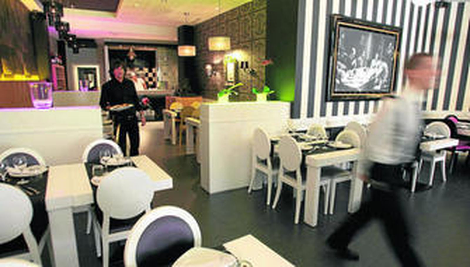 De negro, Kike Sánchez, área mánager de la franquicia La Mafia se Sienta a la Mesa.