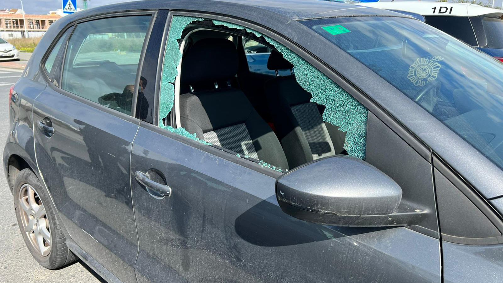 Uno de los vehículos afectados por los actos vandálicos