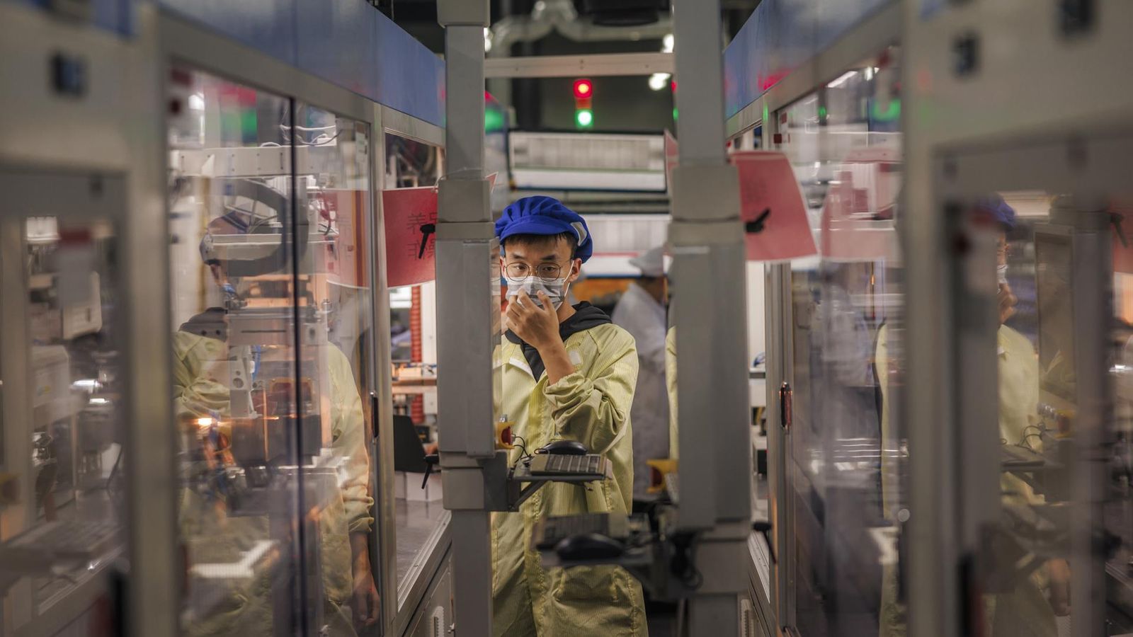 Un hombre trabaja con la mascarilla puesta