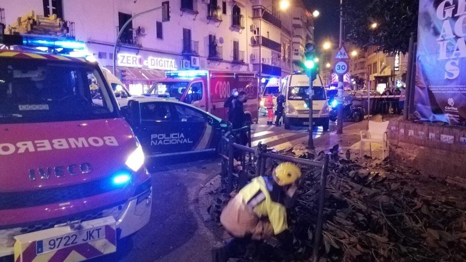 Un bombero retira la rama caída en San Jacinto.