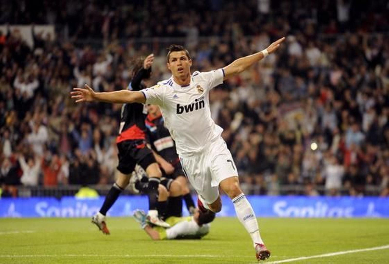 El Real Madrid golea 6-1 al Racing en casa con cuatro goles de Ronaldo. / AFP