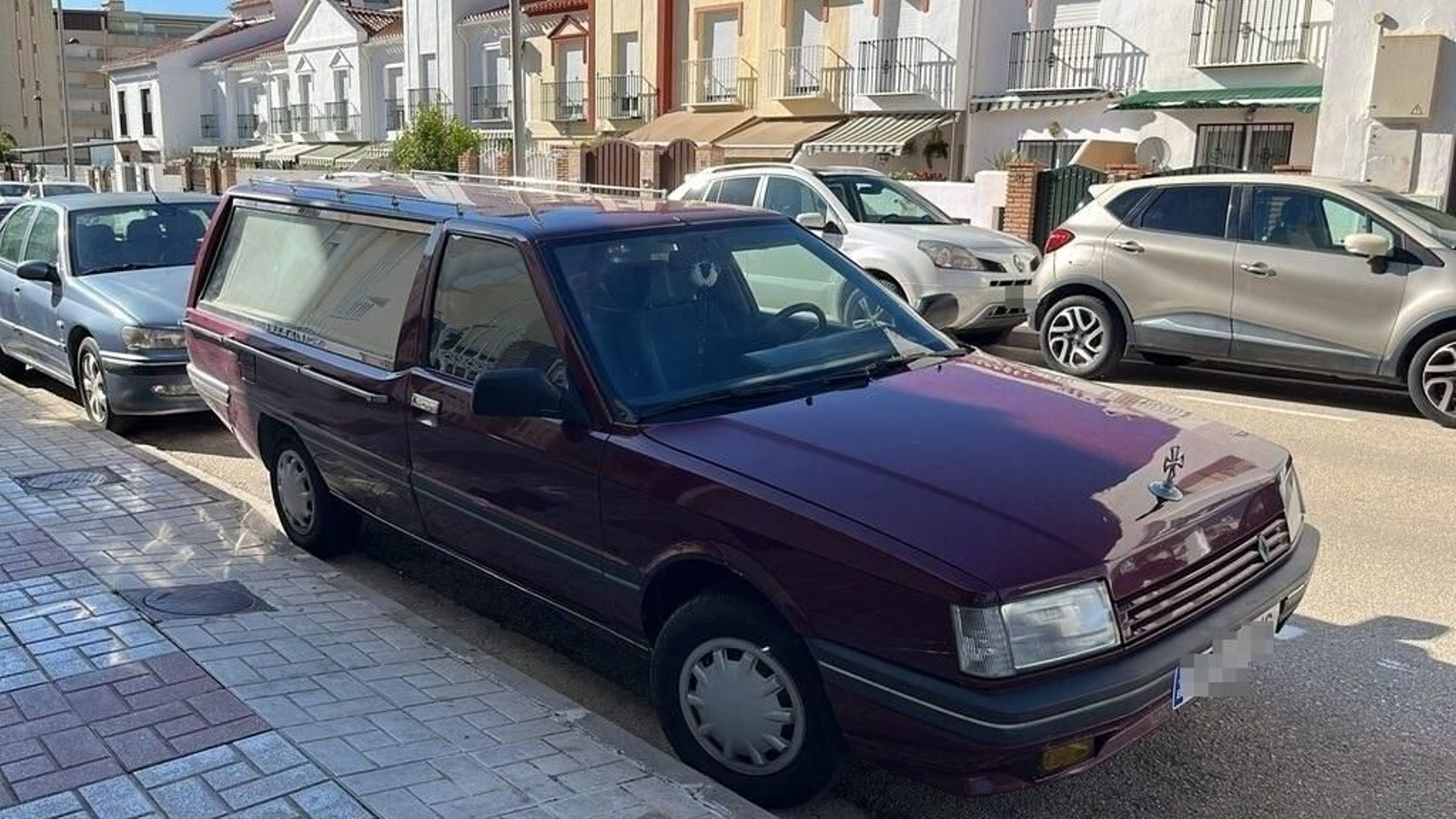 Un coche fúnebre estacionado en la calle La Música