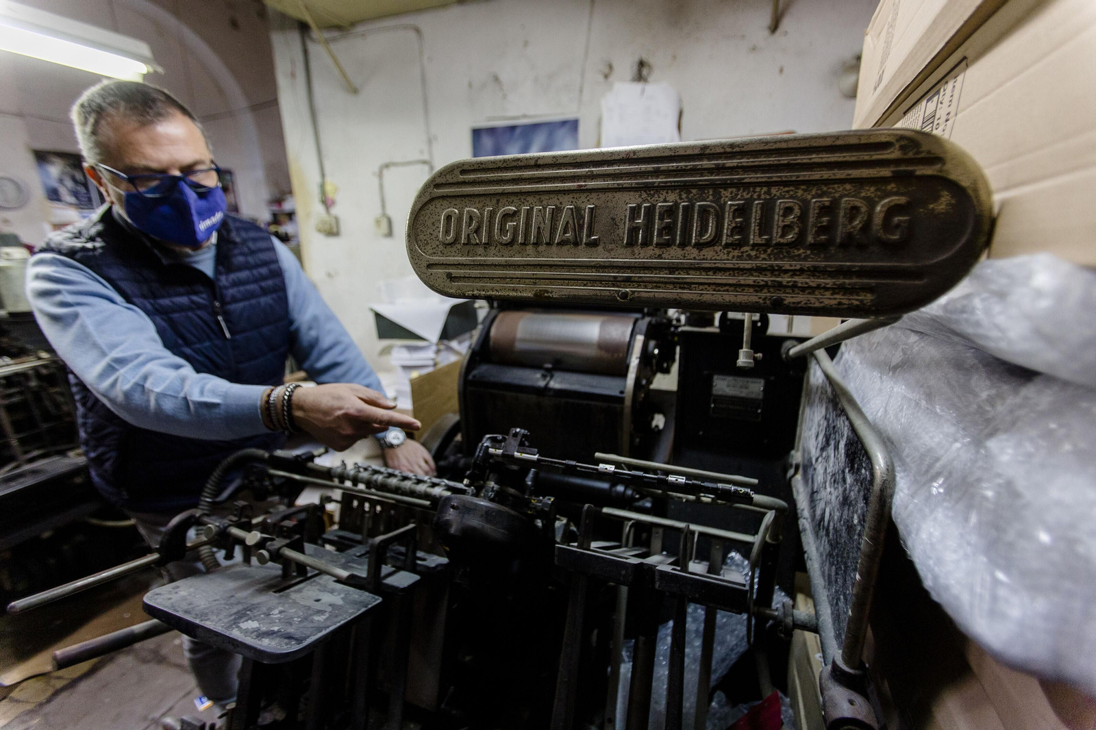 Emilio Aparicio enseña una imprenta alemana de mediados del siglo XX.
