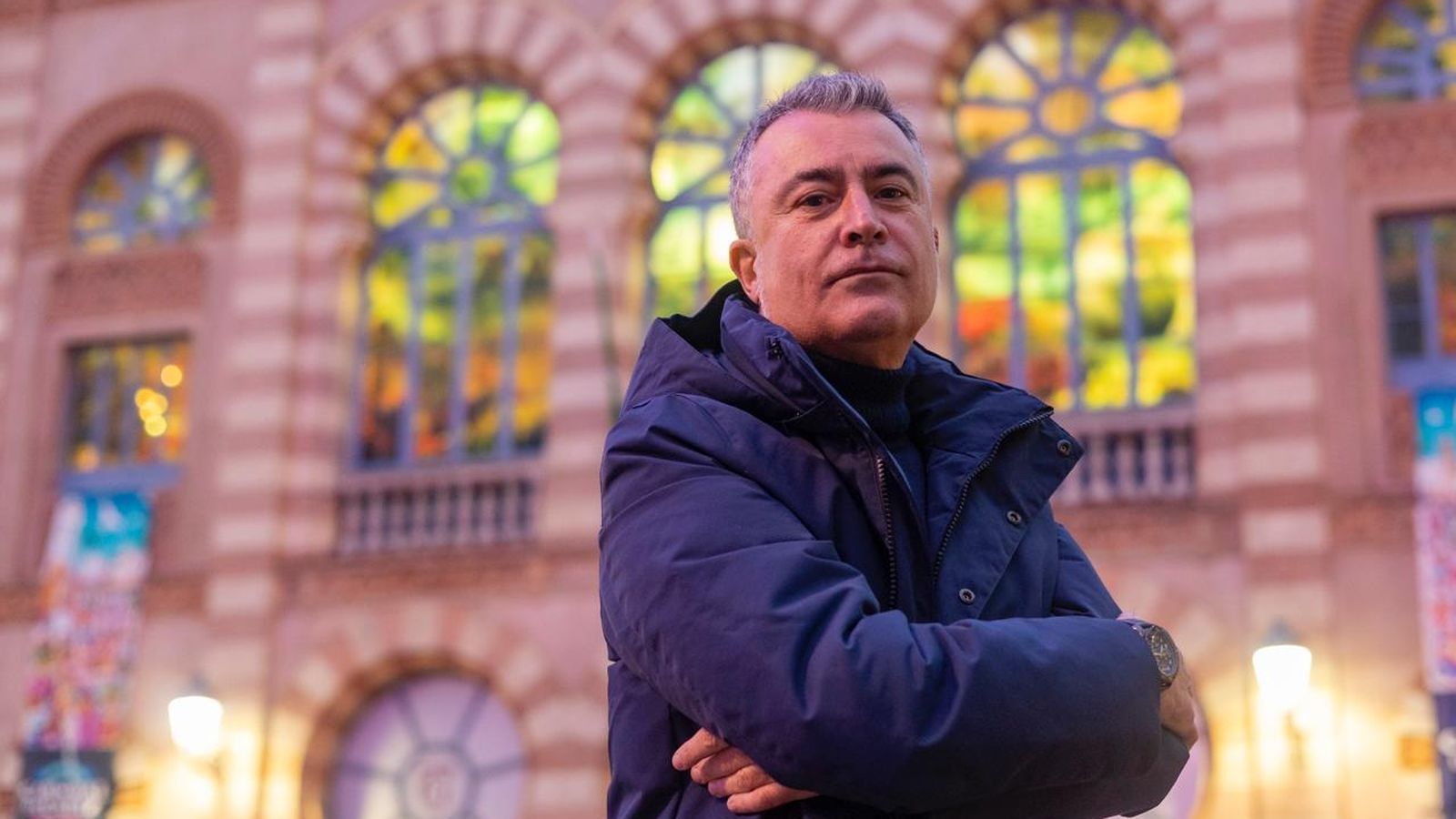 Ángel Núñez ante la puerta del Gran Teatro Falla